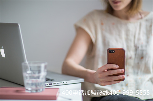 400電話真?zhèn)尾樵?></p>
<p>　　400電話防偽標(biāo)簽</p>
<p>　　了解400電話查詢防偽標(biāo)簽，我們就要了解電話防偽標(biāo)簽的基本原理，電話防偽標(biāo)簽運用的是數(shù)碼防偽原理，即為每一枚防偽標(biāo)簽設(shè)置一個唯一的防偽編碼，并將此防偽編碼儲存在數(shù)據(jù)庫當(dāng)中，消費者通過購買到貼有防偽標(biāo)簽的產(chǎn)品，只需撥打電話，根據(jù)提示音輸入防偽標(biāo)簽上的防偽碼，就可以知道商品的真?zhèn)涡畔ⅲ黄屏藗鹘y(tǒng)的防偽商品容易被批量仿冒及消費者不易辨別的局限性。</p>
<p>　　電話防偽體系是數(shù)碼防偽體系的主要構(gòu)成部分，其有電話應(yīng)對軟件體系，生產(chǎn)體系，后臺驗證系統(tǒng)，及相應(yīng)的專業(yè)語音卡和服務(wù)器等硬件設(shè)備構(gòu)成，可完成全天候多線程無障礙查詢，目前瑞星開發(fā)的防衛(wèi)系統(tǒng)，支持多渠道驗證，包括網(wǎng)上短信查詢，二維碼查詢，微信查詢等。</p>
<p>　　400電話防偽標(biāo)簽是目前市場上廣泛應(yīng)用的防偽標(biāo)簽種類形式，廣泛應(yīng)用于化妝品，藥品，食品，保健品，日用百貨等各行各業(yè)，是目前我公司定制印刷量較大的標(biāo)簽品種之一。</p>            </div>
            <div   id=